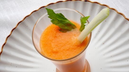 El alimento en forma de bebida, de Argui&ntilde;ano: batido de manzana, zanahoria y apio