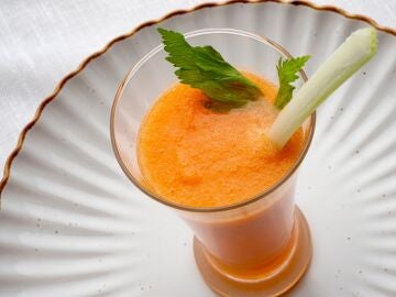 El alimento en forma de bebida, de Argui&ntilde;ano: batido de manzana, zanahoria y apio