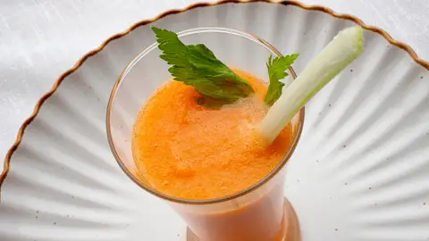 El alimento en forma de bebida, de Arguiñano: batido de manzana, zanahoria y apio El alimento en forma de bebida, de Arguiñano: batido de manzana, zanahoria y apio