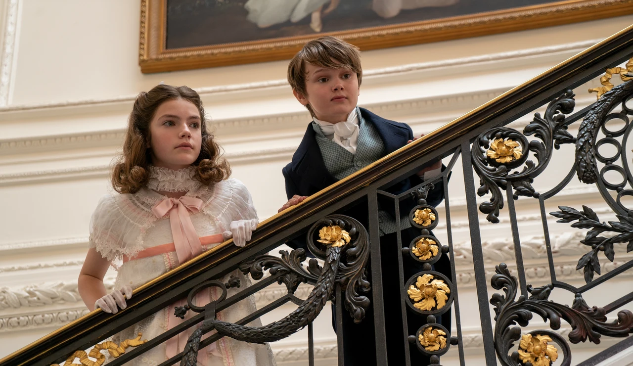 Florence Hunt como Hyacinth Bridgerton y Will Tilston como Gregory Bridgerton en la temporada 1 de Los Bridgerton