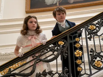 Florence Hunt como Hyacinth Bridgerton y Will Tilston como Gregory Bridgerton en la temporada 1 de Los Bridgerton Florence Hunt como Hyacinth Bridgerton y Will Tilston como Gregory Bridgerton en la temporada 1 de Los Bridgerton