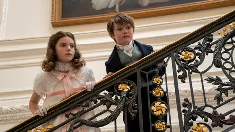 Florence Hunt como Hyacinth Bridgerton y Will Tilston como Gregory Bridgerton en la temporada 1 de Los Bridgerton Florence Hunt como Hyacinth Bridgerton y Will Tilston como Gregory Bridgerton en la temporada 1 de Los Bridgerton