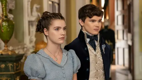 Florence Hunt como Hyacinth Bridgerton y Will Tilston como Gregory Bridgerton en Los Bridgerton Florence Hunt como Hyacinth Bridgerton y Will Tilston como Gregory Bridgerton en Los Bridgerton