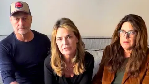 Savannah Guthrie, junto a sus hermanos Annie y Camron Savannah Guthrie, junto a sus hermanos Annie y Camron