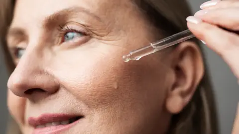 Mujer aplicándose ácido hialurónico Mujer aplicándose ácido hialurónico