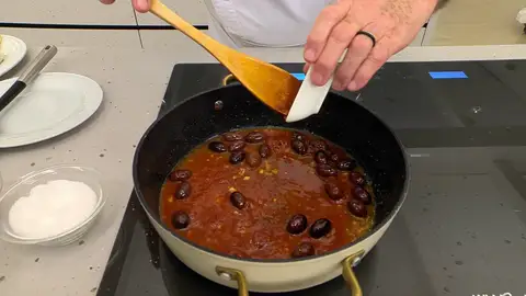 Añade el puré de tomate y el orégano y mezcla bien Añade el puré de tomate y el orégano y mezcla bien