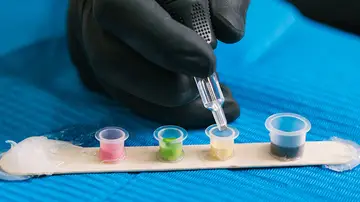 Ordenan la retirada del mercado de varias tintas de tatuaje y maquillaje permanente de la empresa Alkimia Ordenan la retirada del mercado de varias tintas de tatuaje y maquillaje permanente de la empresa Alkimia