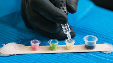 Ordenan la retirada del mercado de varias tintas de tatuaje y maquillaje permanente de la empresa Alkimia