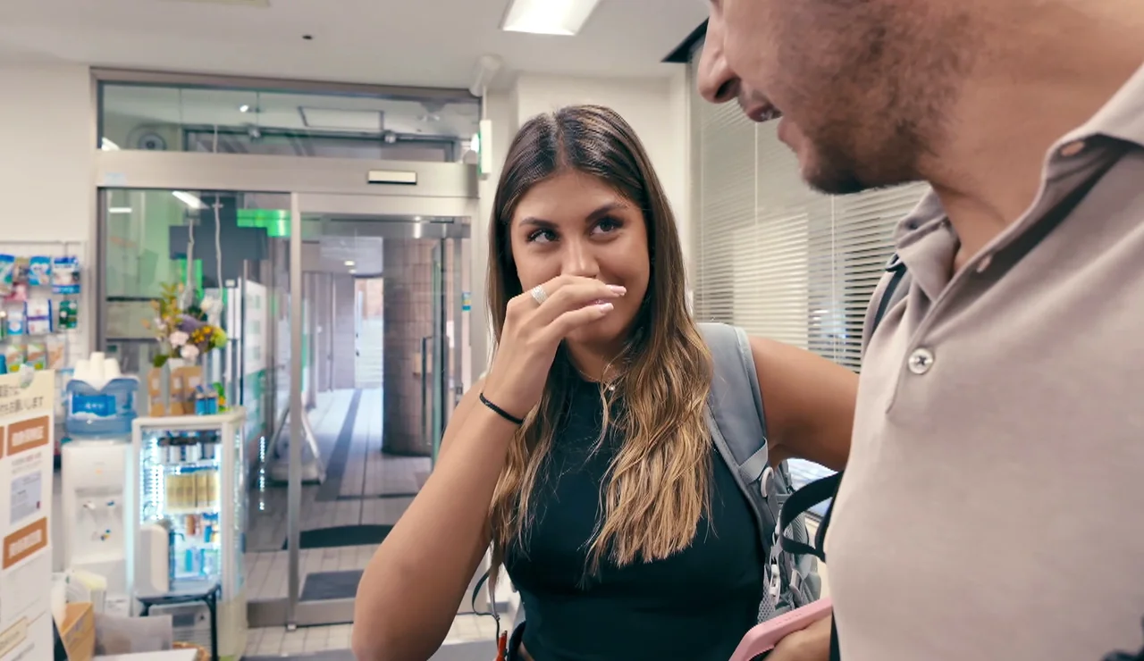 el mal trago de Daniela comprando preservativos con Joaquin en una farmacia japonesa
