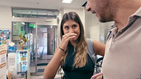 el mal trago de Daniela comprando preservativos con Joaquin en una farmacia japonesa 
