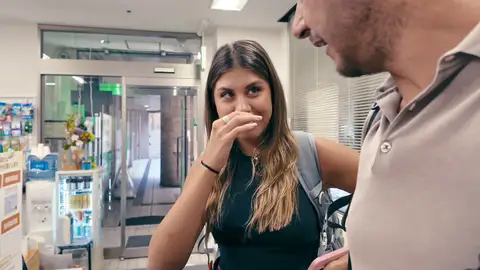 el mal trago de Daniela comprando preservativos con Joaquin en una farmacia japonesa el mal trago de Daniela comprando preservativos con Joaquin en una farmacia japonesa