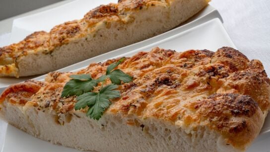 Receta de pan casero de ajo y queso con or&eacute;gano, de Joseba Argui&ntilde;ano
