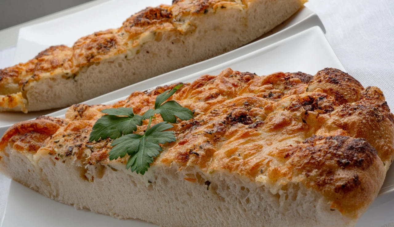 Receta de pan casero de ajo y queso con orégano, de Joseba Arguiñano