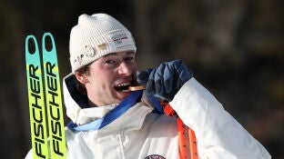 El noruego Sturla Holm Laegreid con su medalla de bronce 