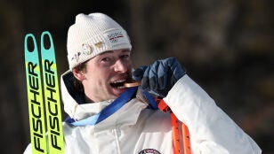 El noruego Sturla Holm Laegreid con su medalla de bronce 