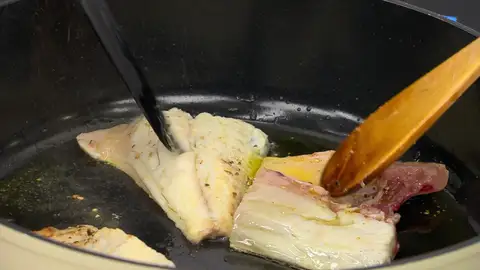 Corta cada lomo de dorada en dos porciones y séllalos Corta cada lomo de dorada en dos porciones y séllalos