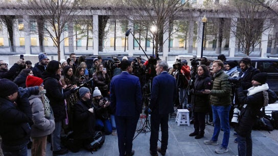 Identifican a los "6 hombres ricos y poderosos" censurados en los archivos de caso Epstein 