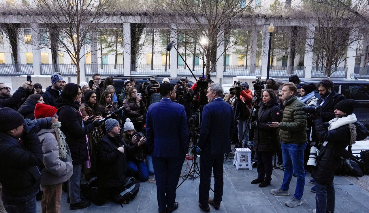 Identifican a los "6 hombres ricos y poderosos" censurados en los archivos de caso Epstein 