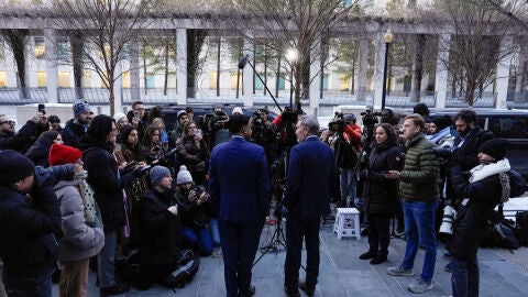 Identifican a los "6 hombres ricos y poderosos" censurados en los archivos de caso Epstein 