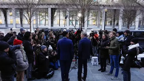 Identifican a los "6 hombres ricos y poderosos" censurados en los archivos de caso Epstein Identifican a los "6 hombres ricos y poderosos" censurados en los archivos de caso Epstein