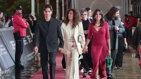 Rosario Flores junto a sus hijos, Lola Orellana y Pedro Antonio Lazaga Rosario Flores junto a sus hijos, Lola Orellana y Pedro Antonio Lazaga