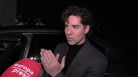 David Bisbal atendiendo a la prensa