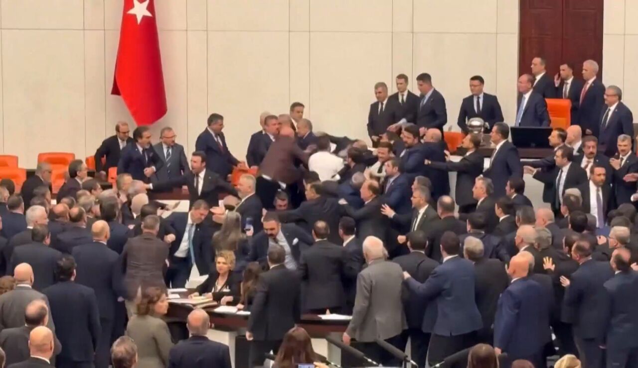 Pelea en el Parlamento turco