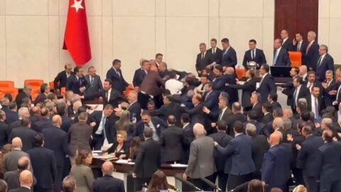 Pelea en el Parlamento turco