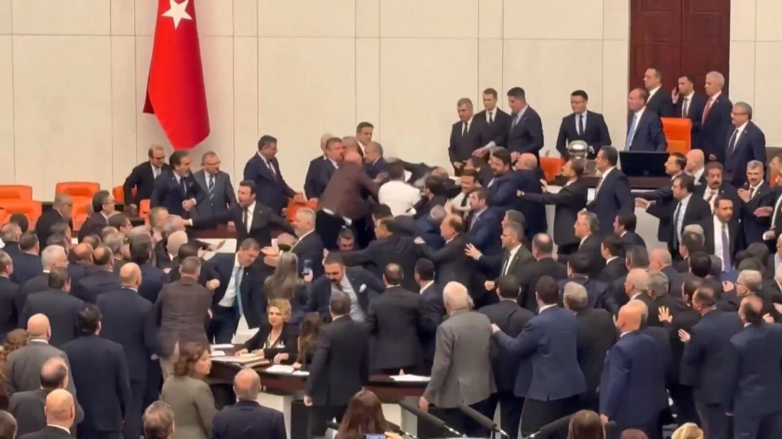 Varios diputados acaban a puñetazos en el Parlamento turco para evitar que el ministro de Justicia jurase el cargo