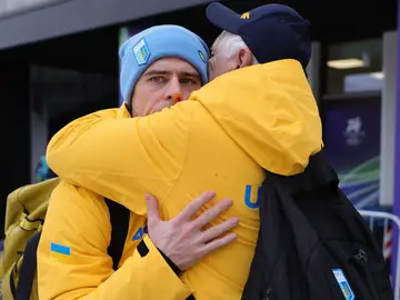 Vladyslav Heraskevych, consolado tras su expulsión de los JJOO Vladyslav Heraskevych, consolado tras su expulsión de los JJOO