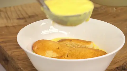 Coloca encima 4 bizcochos de soletilla Coloca encima 4 bizcochos de soletilla