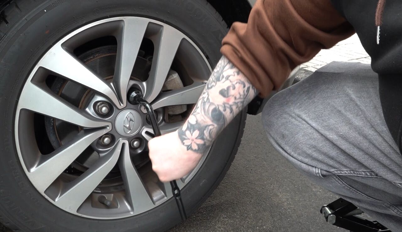 Hombre cambiando una rueda