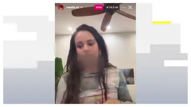 Denuncian a Rosalía por aparecer fumando en una entrevista en un pódcast Denuncian a Rosalía por aparecer fumando en una entrevista en un pódcast