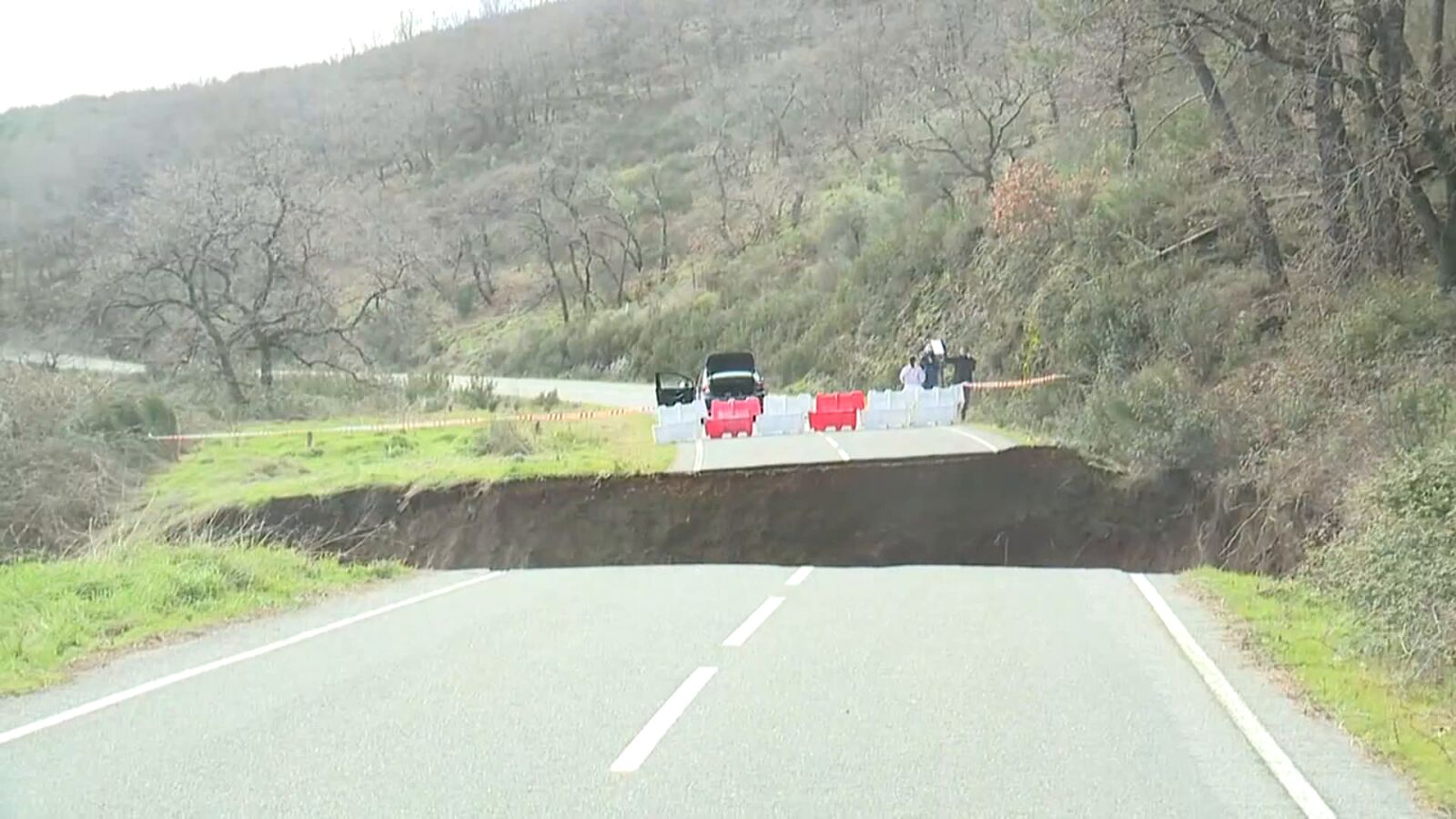 VÍDEO: Una mujer cae con su coche a un gran socavón provocado por el temporal en Cáceres