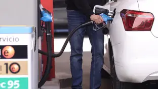 Un conductor reposta su vehículo en una gasolinera Un conductor reposta su vehículo en una gasolinera