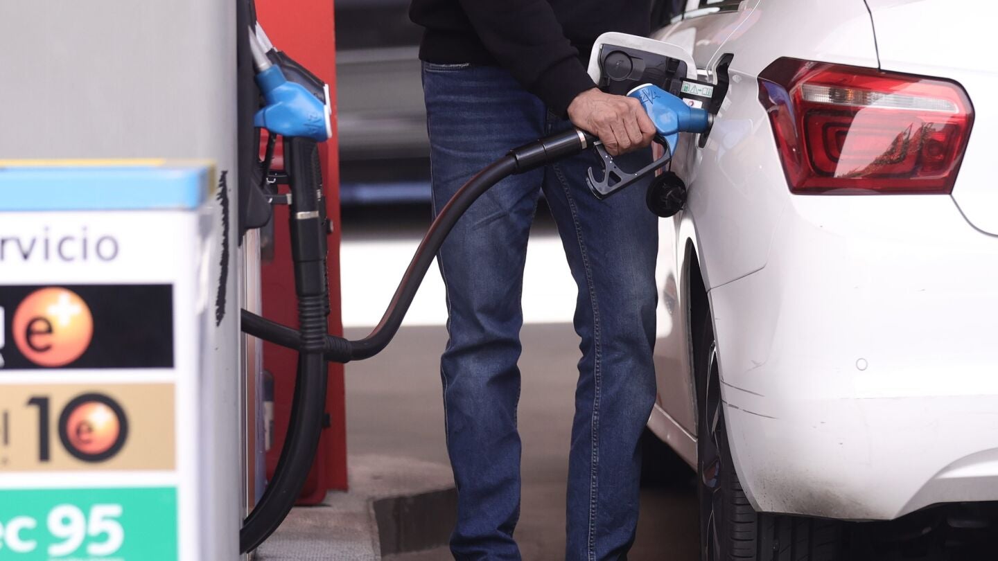 Un conductor reposta su veh&iacute;culo en una gasolinera