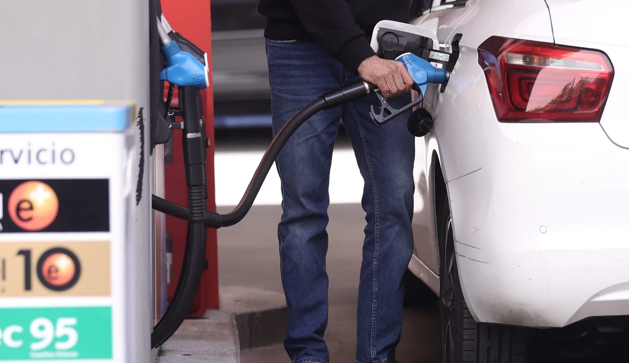 Un conductor reposta su vehículo en una gasolinera