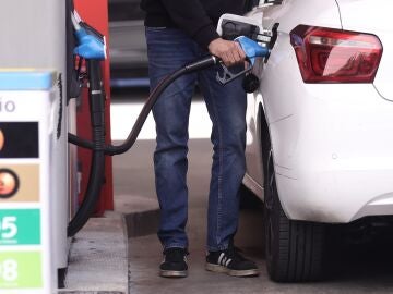 Un conductor reposta su veh&iacute;culo en una gasolinera