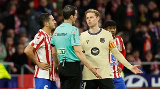 Martínez Munuera ofrece explicaciones a Frenkie de Jong tras el gol anulado a Cubarsí Martínez Munuera ofrece explicaciones a Frenkie de Jong tras el gol anulado a Cubarsí