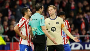 Mart&iacute;nez Munuera ofrece explicaciones a Frenkie de Jong tras el gol anulado a Cubars&iacute;