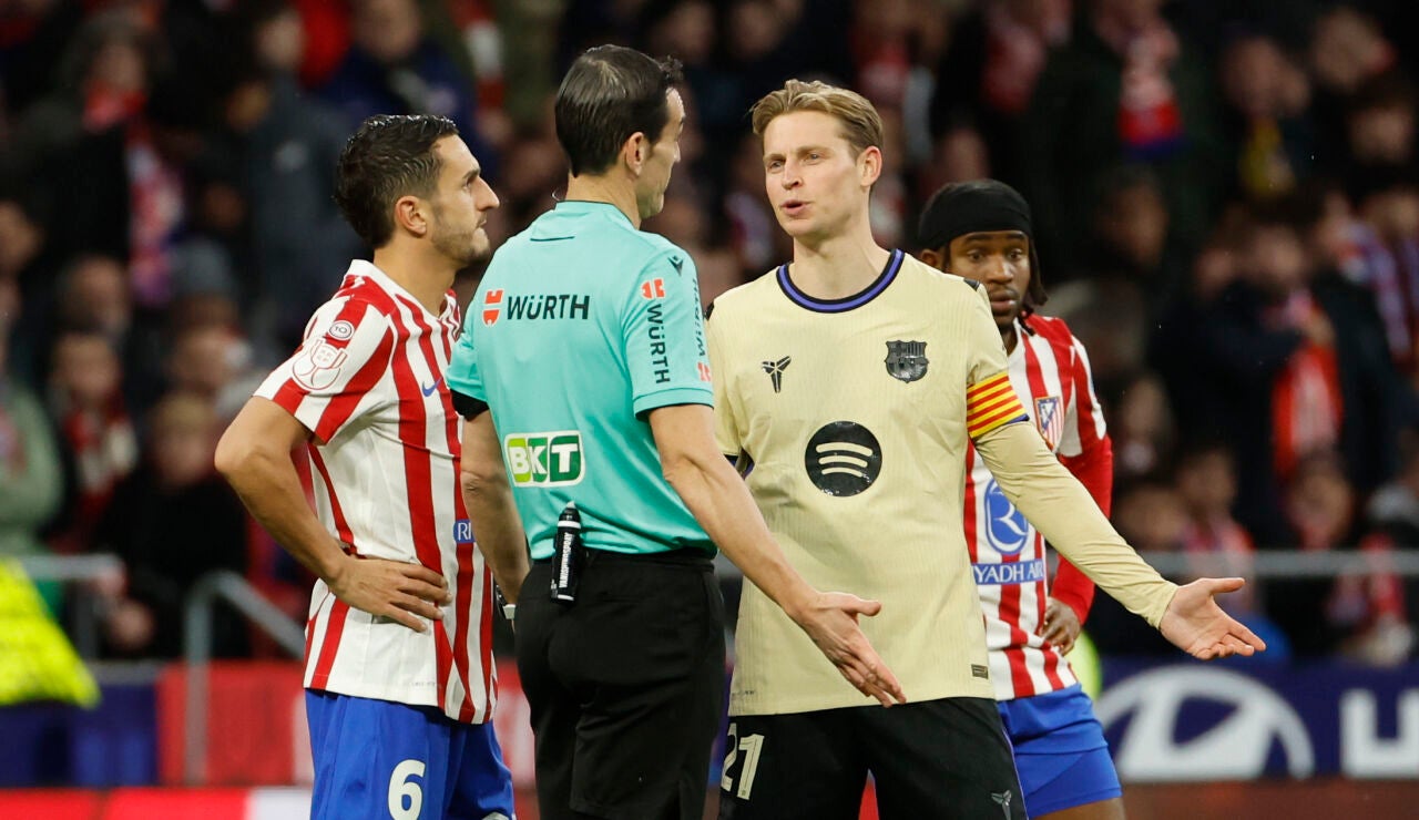 Mart&iacute;nez Munuera ofrece explicaciones a Frenkie de Jong tras el gol anulado a Cubars&iacute;