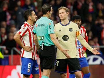 Mart&iacute;nez Munuera ofrece explicaciones a Frenkie de Jong tras el gol anulado a Cubars&iacute;