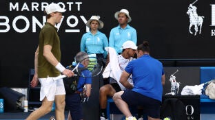 Luciano Darderi, en su partido ante Jannik Sinner en el Open de Australia
