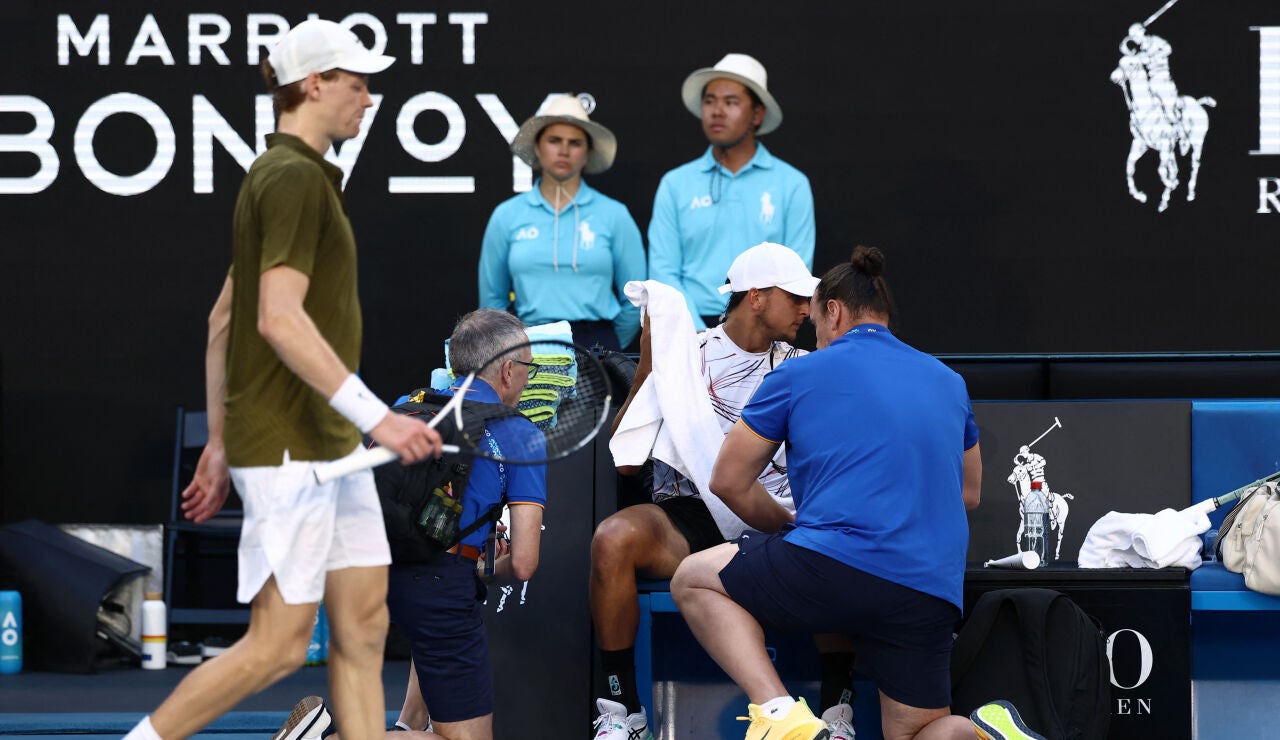 Luciano Darderi, en su partido ante Jannik Sinner en el Open de Australia