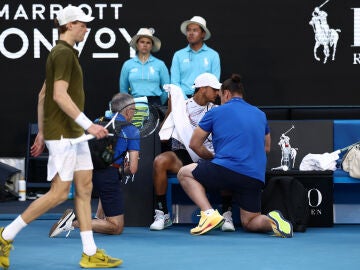 Luciano Darderi, en su partido ante Jannik Sinner en el Open de Australia