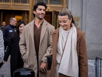 Justin Baldoni y su mujer en el juzgado Justin Baldoni y su mujer en el juzgado