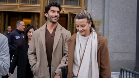 Justin Baldoni y su mujer en el juzgado Justin Baldoni y su mujer en el juzgado