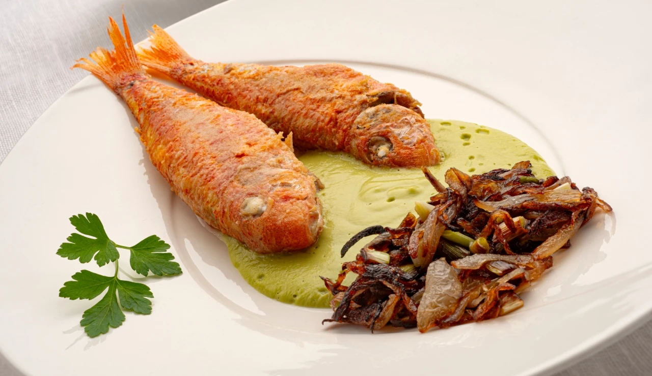 Salmonetes fritos en 4 minutos con crema de guisantes, la receta exprés de Karlos Arguiñano