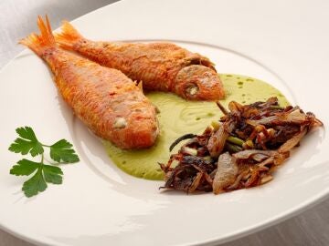 Salmonetes fritos en 4 minutos con crema de guisantes, la receta expr&eacute;s de Karlos Argui&ntilde;ano