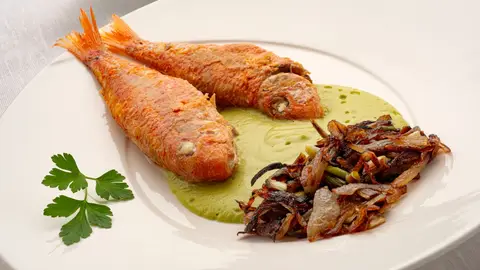 Salmonetes fritos en 4 minutos con crema de guisantes, la receta exprés de Karlos Arguiñano Salmonetes fritos en 4 minutos con crema de guisantes, la receta exprés de Karlos Arguiñano